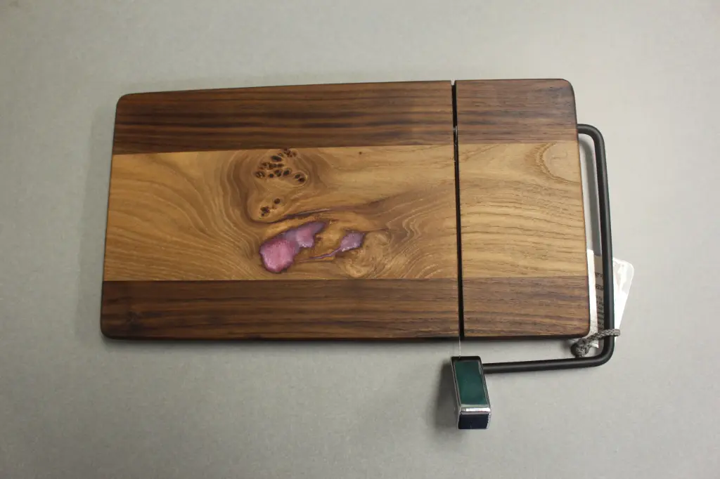 [05241] Cheese Slicing Board with Lavender Accent #2000